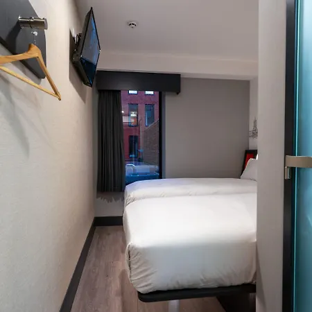 Easyhotel فندق 3*