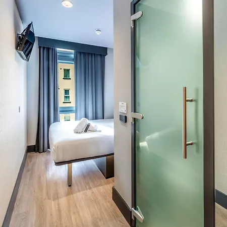 ホテル Easyhotel 3*