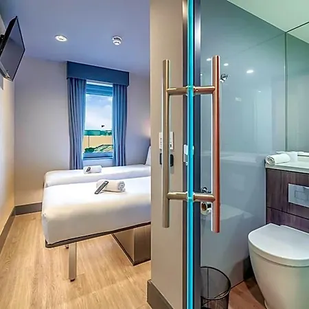 Easyhotel فندق 3*