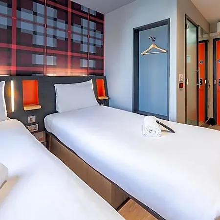 Easyhotel فندق 3*
