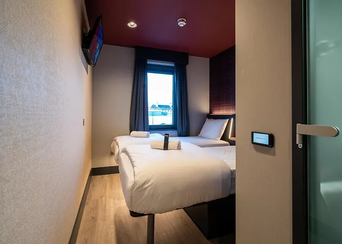 מלון Easyhotel 3*