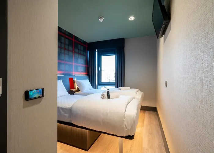 מלון Easyhotel