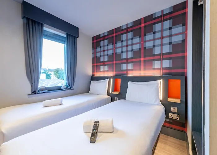 Easyhotel מלון