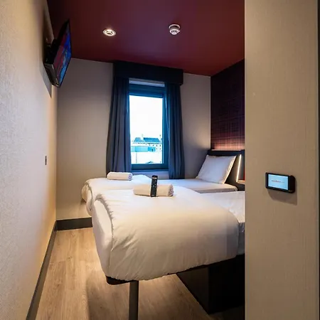ホテル Easyhotel *