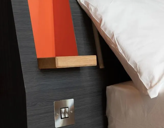 Easyhotel מלון 3*