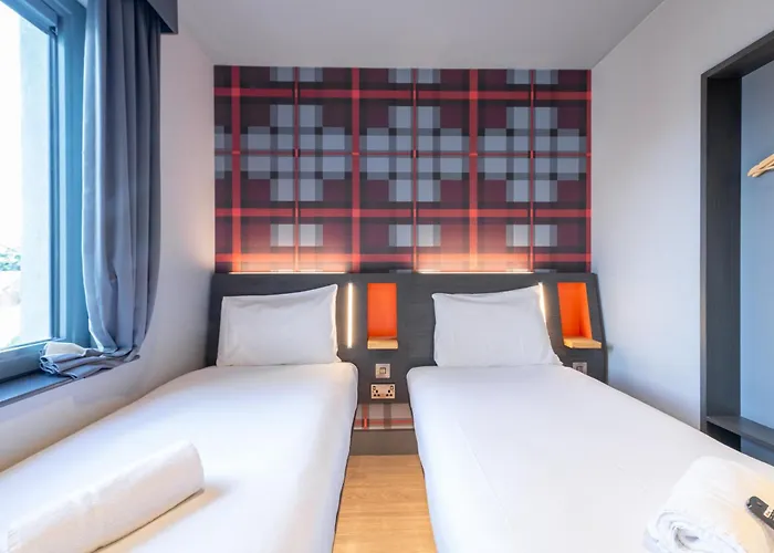 Easyhotel מלון 3*